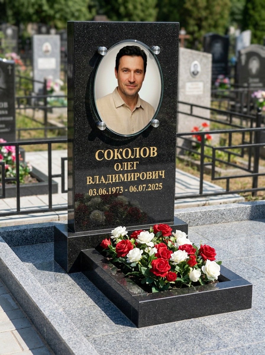 Портрет на памятнике в Норильске — Овал на стекле — на держателях над камнем